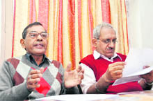 Dr RK Singh (left), Head of the Biochemistry Department, Sri Guru Ram Rai Institute of Medical and Health Sciences, addresses a press conference in Dehradun on Tuesday.