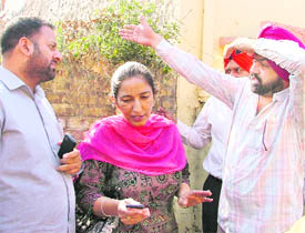 A building owner argues with an MC official during the anti-encroachment drive.