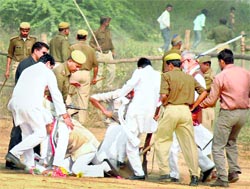 Cops and Congress party leaders scuffle with SP activists protesting against Rahul Gandhi's rally