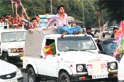 BJP supporters approach the Sector 22-21-34-35 roundabout on their way to LK Advanis rally at Sector 25 in Chandigarh 