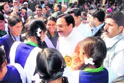 Former Chief Minister Ramesh Pokhriyal Nishank with students of Government Inter-college, Kempty, at Mussoorie