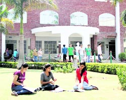 With a few lectures in the day, students spend time in the lawn of Lyallpur Khalsa College