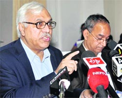 SY Quraishi, Chief Election Commissioner, addresses mediapersons in Dehradun on Thursday