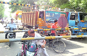 It becomes difficult for commuters to cross the level-crossing of Rampur as it remains closed during rush hour in Doraha