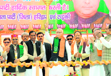LK Advani and Uttarakhand Chief Minister BC Khanduri acknowledge the applause of supporters at a rally in Rishikul, Haridwar, on Friday. 