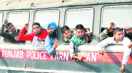 Policemen take away protesting linemen who took to sloganeering at the CMs Sangat Darshan in Tarn Taran.