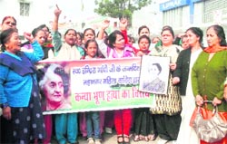 Members of the Mahila Congress celebrate the birth anniversary of former Prime Minister Indira Gandhi at the Congess Bhavan in Dehradun on Saturday