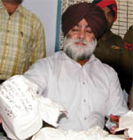 Canal Colony SHO Gurjeet Singh Romana showing the material seized from the accused.