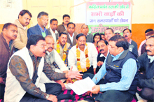Suhsil Kumar, MNA, talks to Congress councillors in Dehradun on Sunday.