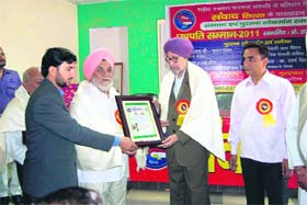 Jnanpeeth Award winner Prof Gurdial Singh (second from right) gives away Chhatrapati Samman 2011 to noted theatre personality Ajmer Singh Aulakh (standing to his right) at Sirsa on Sunday