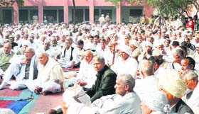 The Sarvjatiya Sarv Khap Mahapanchayat in progress at Bhainswal Kalan village in Sonepat district on Sunday