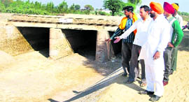 Farmers point at the empty bed of the Bhainibagha-Rajbaha tributary on the Bathinda-Mansa road.