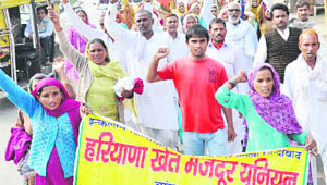 Members of the Haryana Khet Majdoor Union hold a rally in support of their demands in Karnal on Monday. 