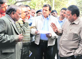 Dehradun Mayor Vinod Chamoli talks to officials during his inspection of various chowks in Dehradun on Wednesday. 