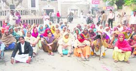 Agitators stage a dharna against the delay in disbursement of old-age pension in Kaithal on Wednesday