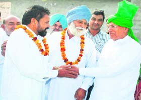 INLD chief Om Prakash Chautala is greeted by villagers during his campaign for party candidate Sarfi Bai in Ratia on Wednesday