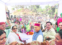 Chief Minister PK Dhumal, state BJP president Khimi Ram and Gurnam Kaur at a rally in Nalagarh