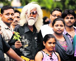 ancy dress: M F Husain look-alike