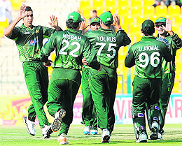 Pakistan's Umar Gul (L) celebrates with teammates after taking a wicket in the fifth ODI against Sri Lanka in Abu Dhabi on Wednesday.  AFP