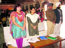 Distict police Chief Parul Kush pays tributes to the road accident victims in Kurukshetra