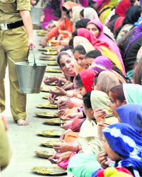Devotees partake of langar on the Martyrdom Day of Guru Tegh Bahadur at Khalsa College for Women in Ludhiana on Thursday