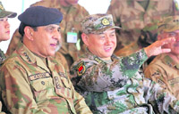Pak Army Chief Gen Ashfaq Parvez Kayani (L) watches a joint exercise with General Hou Shusen, Deputy Chief of the People's Liberation Army, in Jhelum, Pakistan