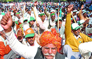Farmers protest against the land acquisition policy of the government in New Delhi on Friday.