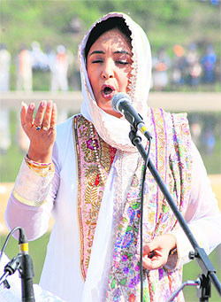 Jaspinder Narula performs at the inaugural ceremony.