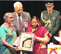 Pratibha Patil presents the Dogra Rattan Award to the widow of posthumous awardee Satpal Sahni