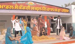 Students presenting the Sohna Desh Punjab tableaux at a function held at the Government Senior Secondary School at village Nihalkhera in Abohar on Saturday