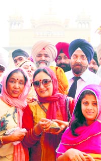 Singers Asha Bhonsle and Jaspinder Narula at the Golden Temple in Amritsar