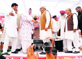 Chief Minister Bhupinder Singh Hooda greets former Punjab Chief Minister Rajinder Kaur Bhattal at a rally in Ratia on Sunday