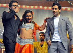  Bollywood actors Emraan Hashmi, Vidya Balan and Tusshar Kapoor at a promotional function of their movie The Dirty Picture in Gurgaon.