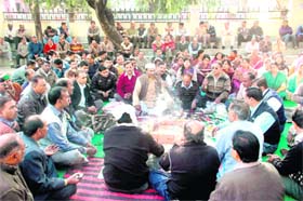 Employees of the Uttarakhand Peyjal Nigam hold buddhi shuddhi havan in support of their demands in Dehradun on Monday