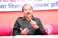 Surender Aggarwal, Uttarakhand Congress spokesperson, addresses a press conference in Dehradun on Monday.