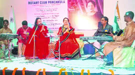 Dolly Guleria and her daughter, Sunaini Sharma, perform at a function in Panchkula