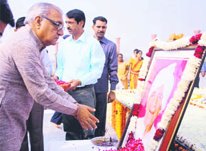 Chief Minister Bhupinder Singh Hooda pays floral tributes to his father, late Ch. Ranbeer Singh Hooda, on his 131st birth anniversary in Rohtak.