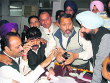Senior Deputy Mayor Parveen Bansal (second from right) argues with Mayor Hakam Singh Giaspura (not in the picture) over the extension of MC limits during the MC General House meeting in Ludhiana on Monday.