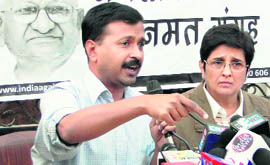 Team Anna members Arvind Kejriwal and Kiran Bedi address a press conference 