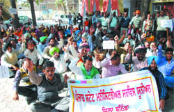The members of the Punjab State Ministerial Services Union holding a protest against 