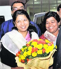 DMK leaders receive Kanimozhi outside Tihar Jail after her release on Tuesday
