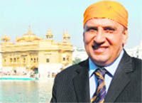 Syed Asif Hashmi, Chairman of Pakistans Evacuee Trust Property Board, at the Golden Temple