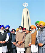 Parkash Singh Badal and Tikshan Sud at the Wada Ghallughara memorial. 
