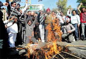 The members of the Punjab State Ministerial Services Union burn an effigy of the Punjab Government, in front of the main gate of bus stand in Bathinda on Wednesday