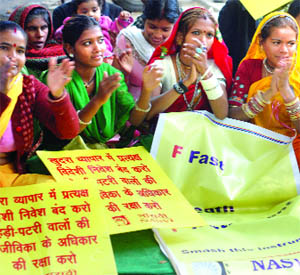 Street vendors shout anti-government slogans during a protest against allowing foreign direct investment (FDI) in multi-brand retail in New Delhi on Wednesday.
