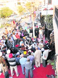 A large number of people gathered outside Kuldeep Manaks house to pay their last tributes to the singer in Ludhiana on Wednesday