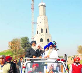 Chief Minister Parkash Singh Badal and Akal Takht Jathedar Gaini Gurbachan Singh lead dignitaries on a round of the memorial. The complex houses a 328 ft-tall victory tower (Fateh Burj), the tallest monument in the country