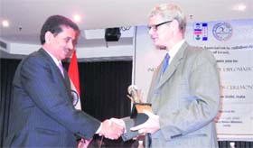 Dr Satyavir Singh (left), Director-General of Horticulture, Haryana, receives the Ben-Gurion Award from Alon Ushpiz, Ambassador of Israel, in Delhi