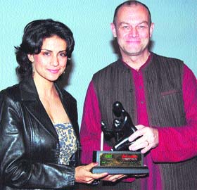 Gul Panag receives the Artistes for Change, Karmaveer Puraskaar (Mainstream Actress) from Mark Parkinson, director of The Shri Ram School, during an award function in Gurgaon