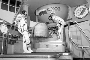 US astronaut Donald Pettit (R) and Russian cosmonaut Oleg Kononenko wait to enter the Soyuz training module for a training exercise at the Star City Space Centre outside Moscow on Wenesday. Pettit and Kononenko are part of a three-man team scheduled to fly to the International Space Station on December 21.